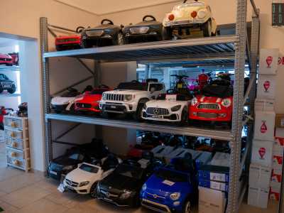 Al piano superiore si trova invece quello che potremmo definire un �garage� che raccoglie macchinine, moto e camion elettrici...